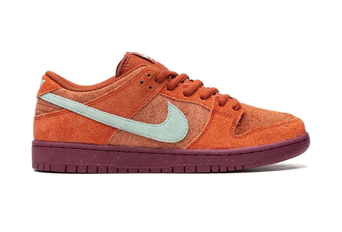 NIKE SB DUNK LOW PRO PRM “Mystic Red” SNEAKERS